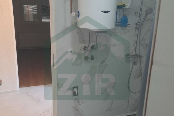 Kuća,  dvorišni objekt i zemljište u Donjem Lapcu!