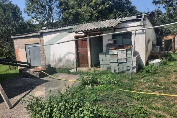Kuća,  dvorišni objekt i zemljište u Donjem Lapcu!