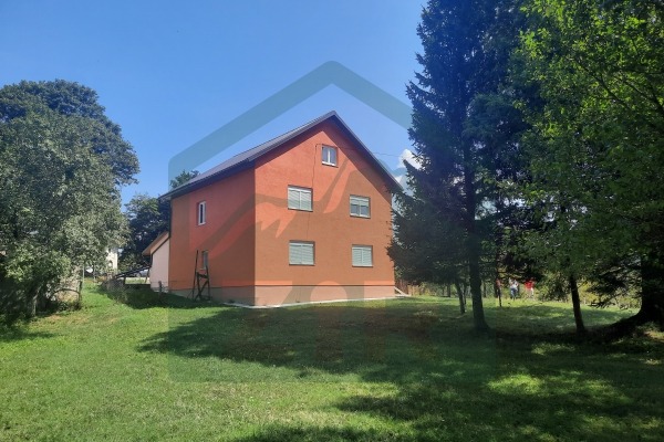 Kuća,  dvorišni objekt i zemljište u Donjem Lapcu!