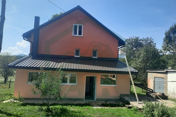 Kuća,  dvorišni objekt i zemljište u Donjem Lapcu!