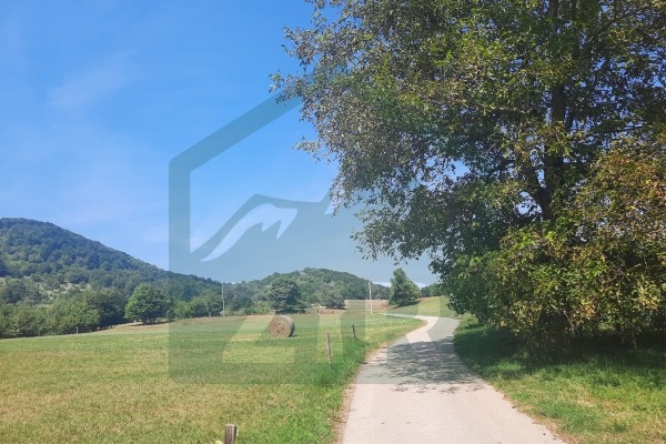 Kuća,  dvorišni objekt i zemljište u Donjem Lapcu!
