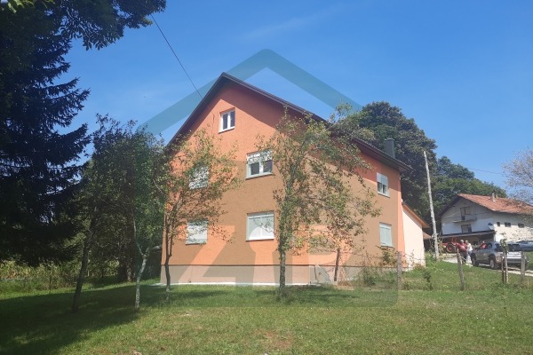 Kuća,  dvorišni objekt i zemljište u Donjem Lapcu!