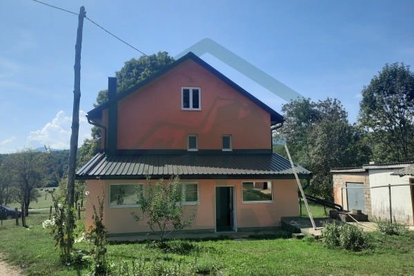 Kuća,  dvorišni objekt i zemljište u Donjem Lapcu!