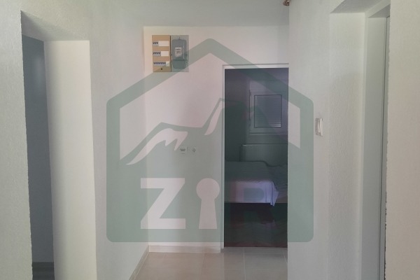 Kuća,  dvorišni objekt i zemljište u Donjem Lapcu!