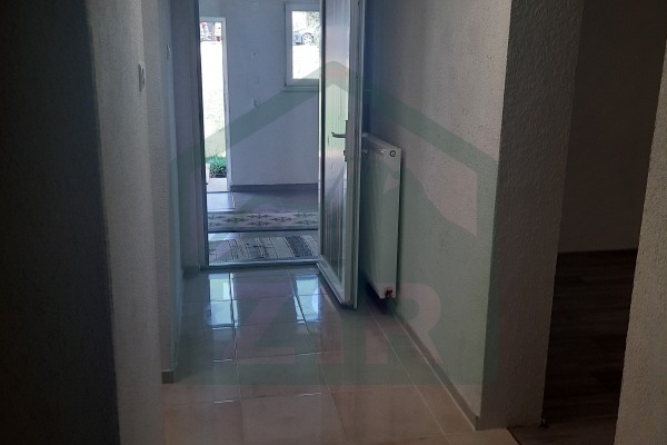 Kuća,  dvorišni objekt i zemljište u Donjem Lapcu!