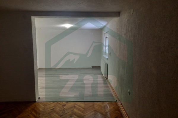 Kuća,  dvorišni objekt i zemljište u Donjem Lapcu!