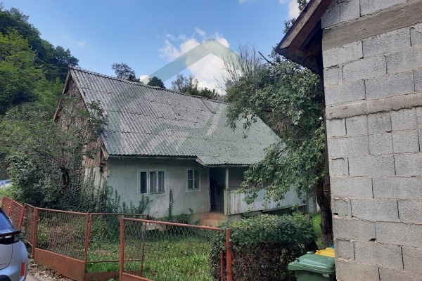 SNIŽENO! Građevinsko i poljoprivredno zemljište u Perušiću 3818 m² i stara lička kuća!