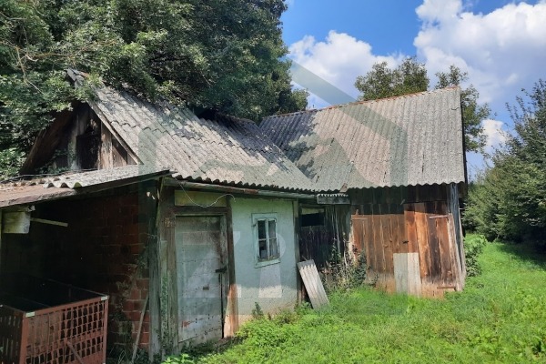 SNIŽENO! Građevinsko i poljoprivredno zemljište u Perušiću 3818 m² i stara lička kuća!