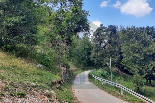 SNIŽENO! Građevinsko i poljoprivredno zemljište u Perušiću 3818 m² i stara lička kuća!