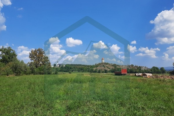 SNIŽENO! Građevinsko i poljoprivredno zemljište u Perušiću 3818 m² i stara lička kuća!