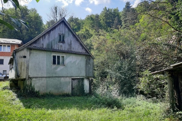 SNIŽENO! Građevinsko i poljoprivredno zemljište u Perušiću 3818 m² i stara lička kuća!