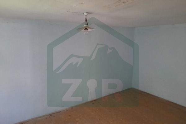 SNIŽENO! Građevinsko i poljoprivredno zemljište u Perušiću 3818 m² i stara lička kuća!