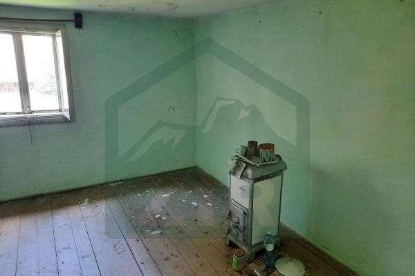 SNIŽENO! Građevinsko i poljoprivredno zemljište u Perušiću 3818 m² i stara lička kuća!