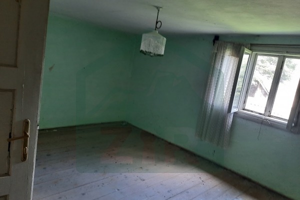 SNIŽENO! Građevinsko i poljoprivredno zemljište u Perušiću 3818 m² i stara lička kuća!