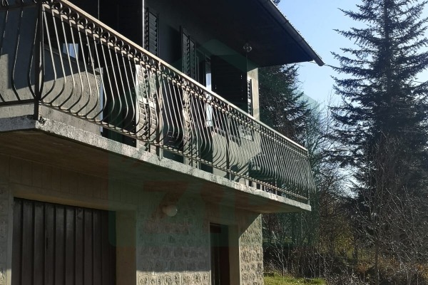 Kuća u Kaluđerovcu, podno brda Metlača, blizina rijeke Like i jezera Kruščica!