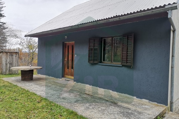 Kuća u Kaluđerovcu, podno brda Metlača, blizina rijeke Like i jezera Kruščica!