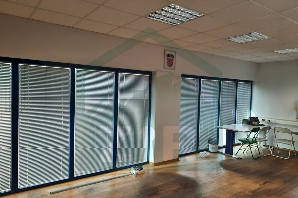 Poslovna građevina s pripadajućim dvorištem, 45522 m2