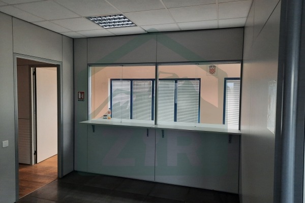 Poslovna građevina s pripadajućim dvorištem, 45522 m2