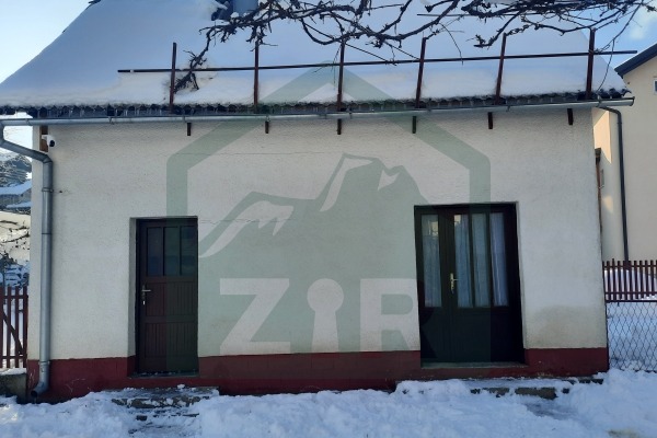 Kuća, tri pomoćna objekta, voćnjak i zemljište u Lici, Gospić