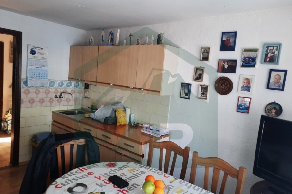 Kuća, tri pomoćna objekta, voćnjak i zemljište u Lici, Gospić