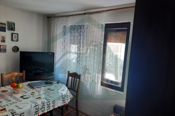 Kuća, tri pomoćna objekta, voćnjak i zemljište u Lici, Gospić