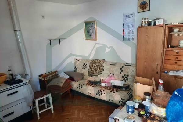 Kuća, tri pomoćna objekta, voćnjak i zemljište u Lici, Gospić