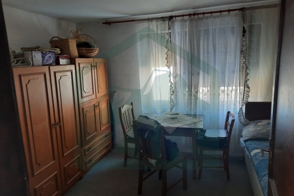 Kuća, tri pomoćna objekta, voćnjak i zemljište u Lici, Gospić