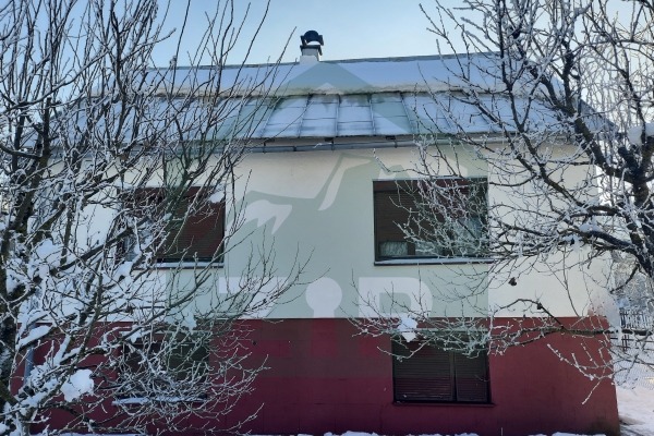 Kuća, tri pomoćna objekta, voćnjak i zemljište u Lici, Gospić