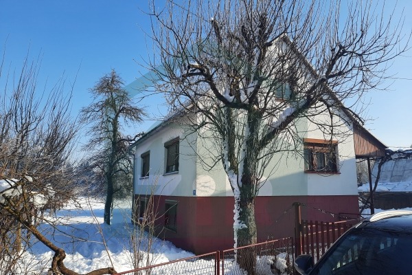Kuća, tri pomoćna objekta, voćnjak i zemljište u Lici, Gospić