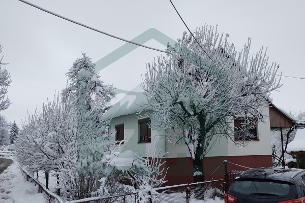 Kuća, tri pomoćna objekta, voćnjak i zemljište u Lici, Gospić