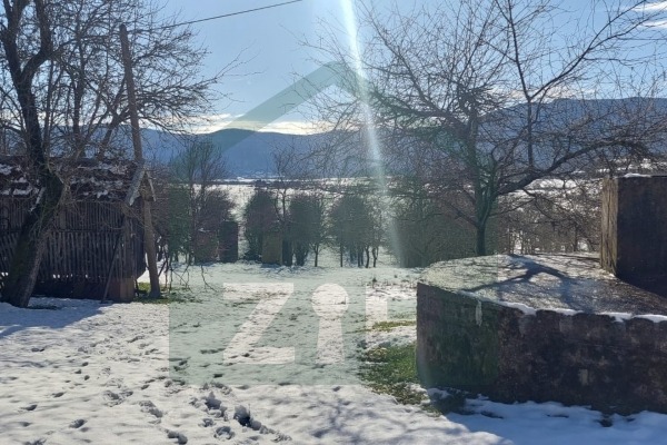 Kuća i zemljište Donji Lapac, pov. 68000 m²