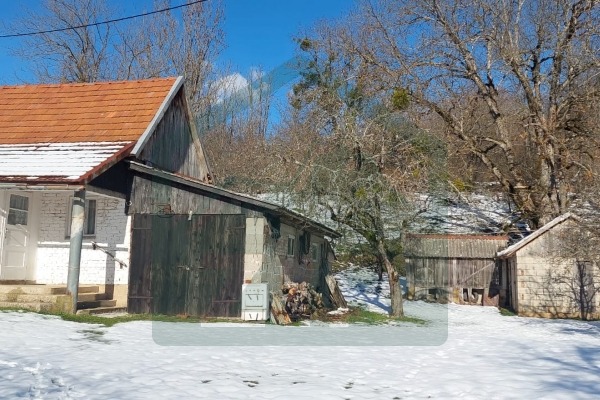 Kuća i zemljište Donji Lapac, pov. 68000 m²