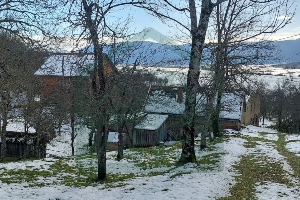 Kuća i zemljište Donji Lapac, pov. 68000 m²