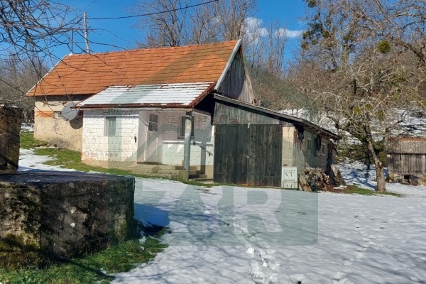 Kuća i zemljište Donji Lapac, pov. 68000 m²