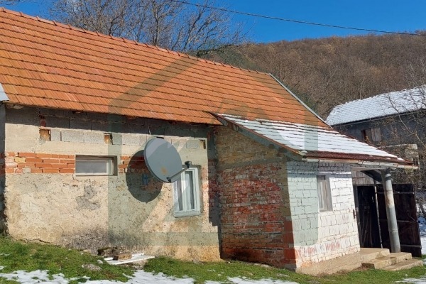 Kuća i zemljište Donji Lapac, pov. 68000 m²