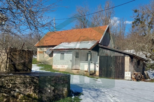 Kuća i zemljište Donji Lapac, pov. 68000 m²