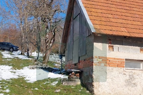 Kuća i zemljište Donji Lapac, pov. 68000 m²