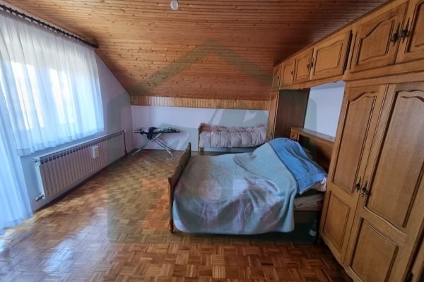 Obiteljska kuća u Gospiću, pomoćni objekt s nadstrešnicom i lijepom okućnicom!
