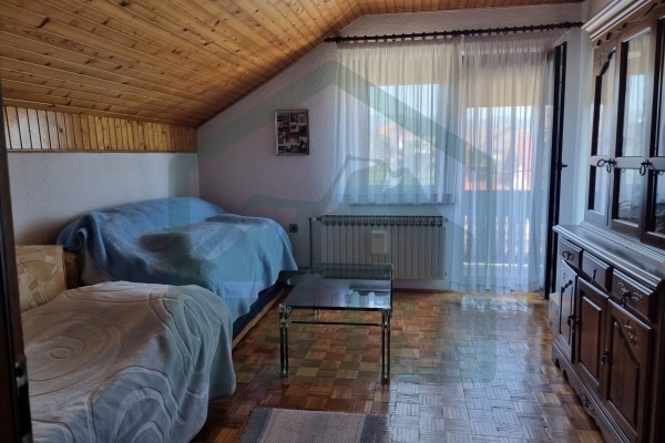 Obiteljska kuća u Gospiću, pomoćni objekt s nadstrešnicom i lijepom okućnicom!