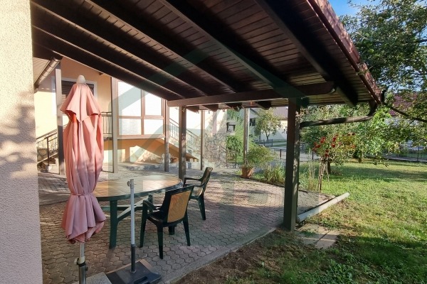 Obiteljska kuća u Gospiću, pomoćni objekt s nadstrešnicom i lijepom okućnicom!
