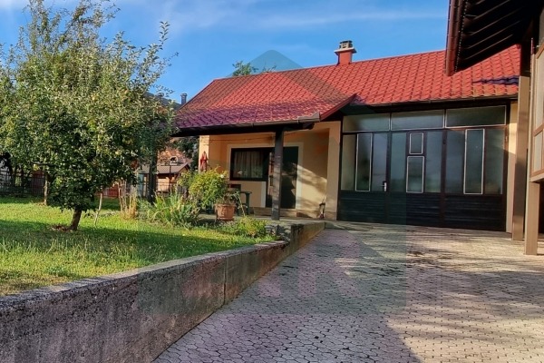 Obiteljska kuća u Gospiću, pomoćni objekt s nadstrešnicom i lijepom okućnicom!