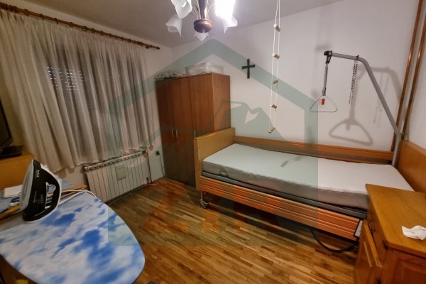 Obiteljska kuća u Gospiću, pomoćni objekt s nadstrešnicom i lijepom okućnicom!