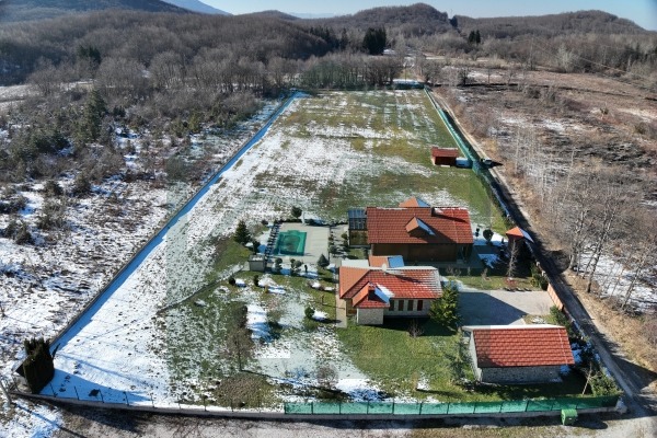 Luksuzno imanje u podnožju Velebita!