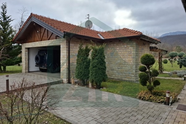 Luksuzno imanje u podnožju Velebita!