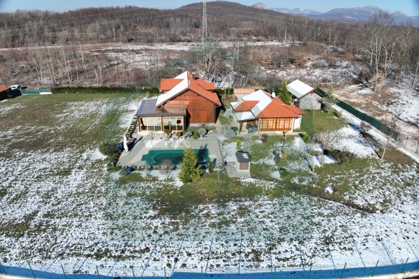 Luksuzno imanje u podnožju Velebita!