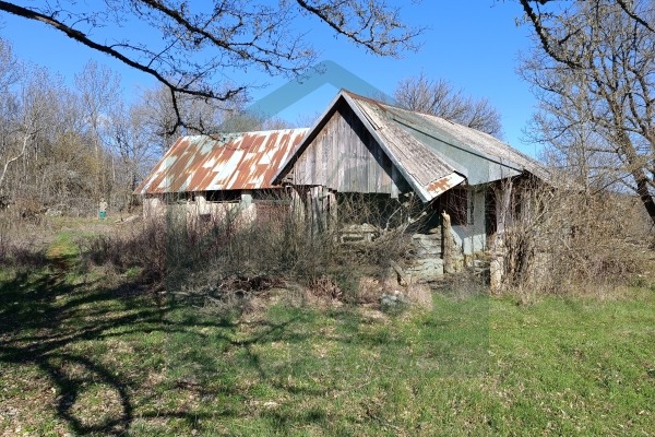 Zemljište Vrebac površine 5000 m²,  stara kuća i štala!
