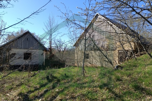 Zemljište Vrebac površine 5000 m²,  stara kuća i štala!