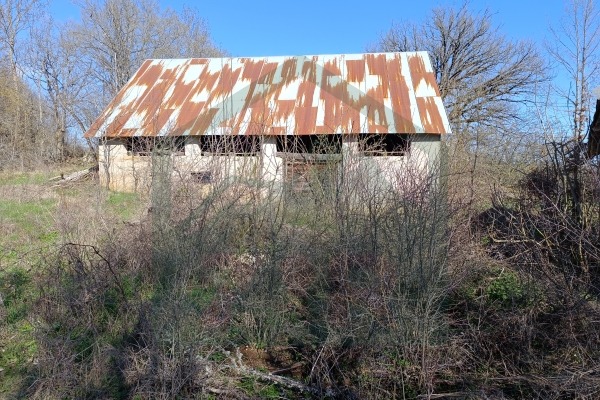 Zemljište Vrebac površine 5000 m²,  stara kuća i štala!