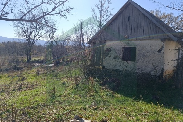 Zemljište Vrebac površine 5000 m²,  stara kuća i štala!