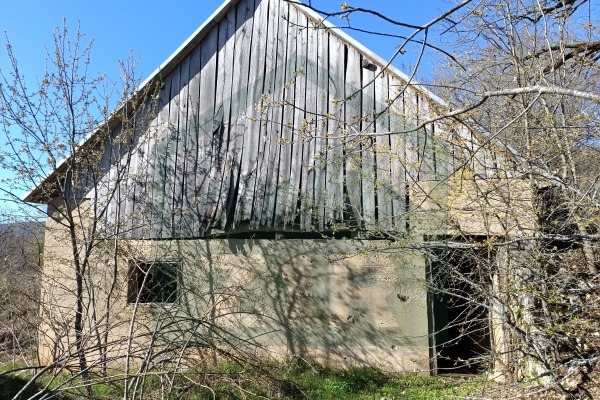 Zemljište Vrebac površine 5000 m²,  stara kuća i štala!